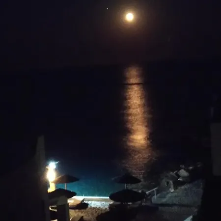 Fotakis - Comfortable Newbuilt 2 Bedroom Home, 20 Meters From The Sea